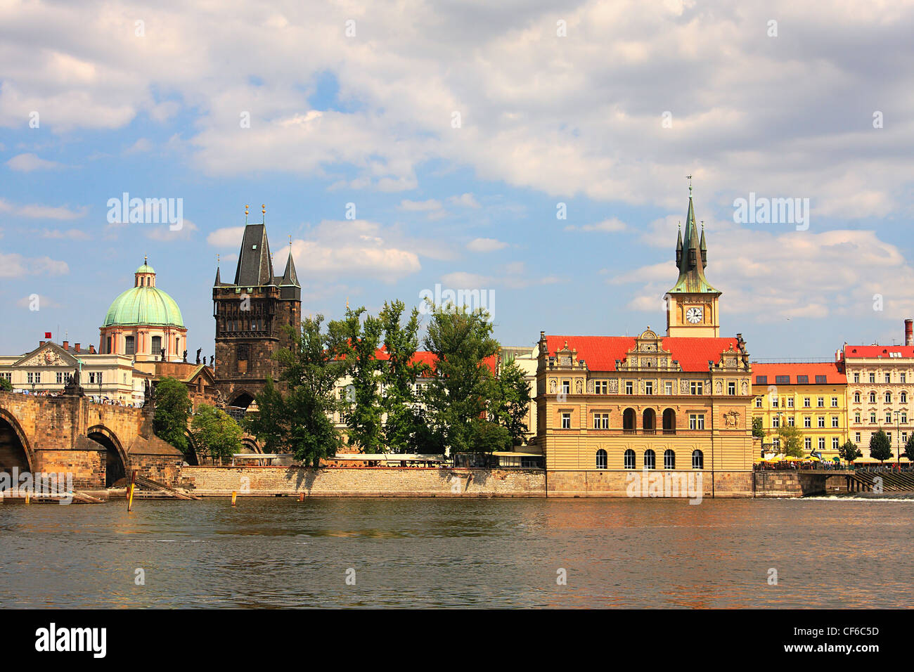 Blick auf Moldau und historischen Teil von Prag, Tschechische Republik. Stockfoto