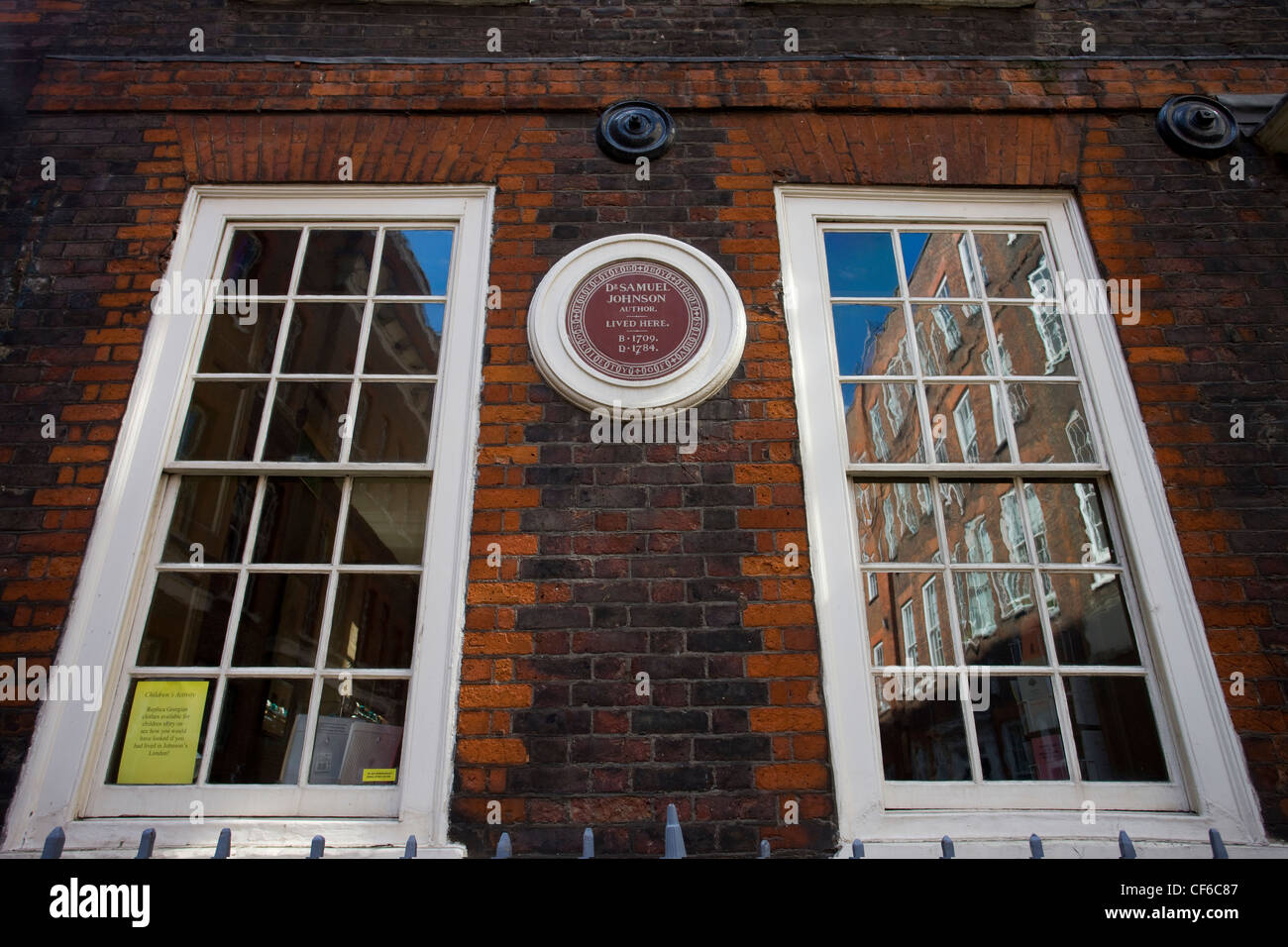 Eine Außenansicht der Plakette auf Dr Johnsons Haus in der City of London. Stockfoto