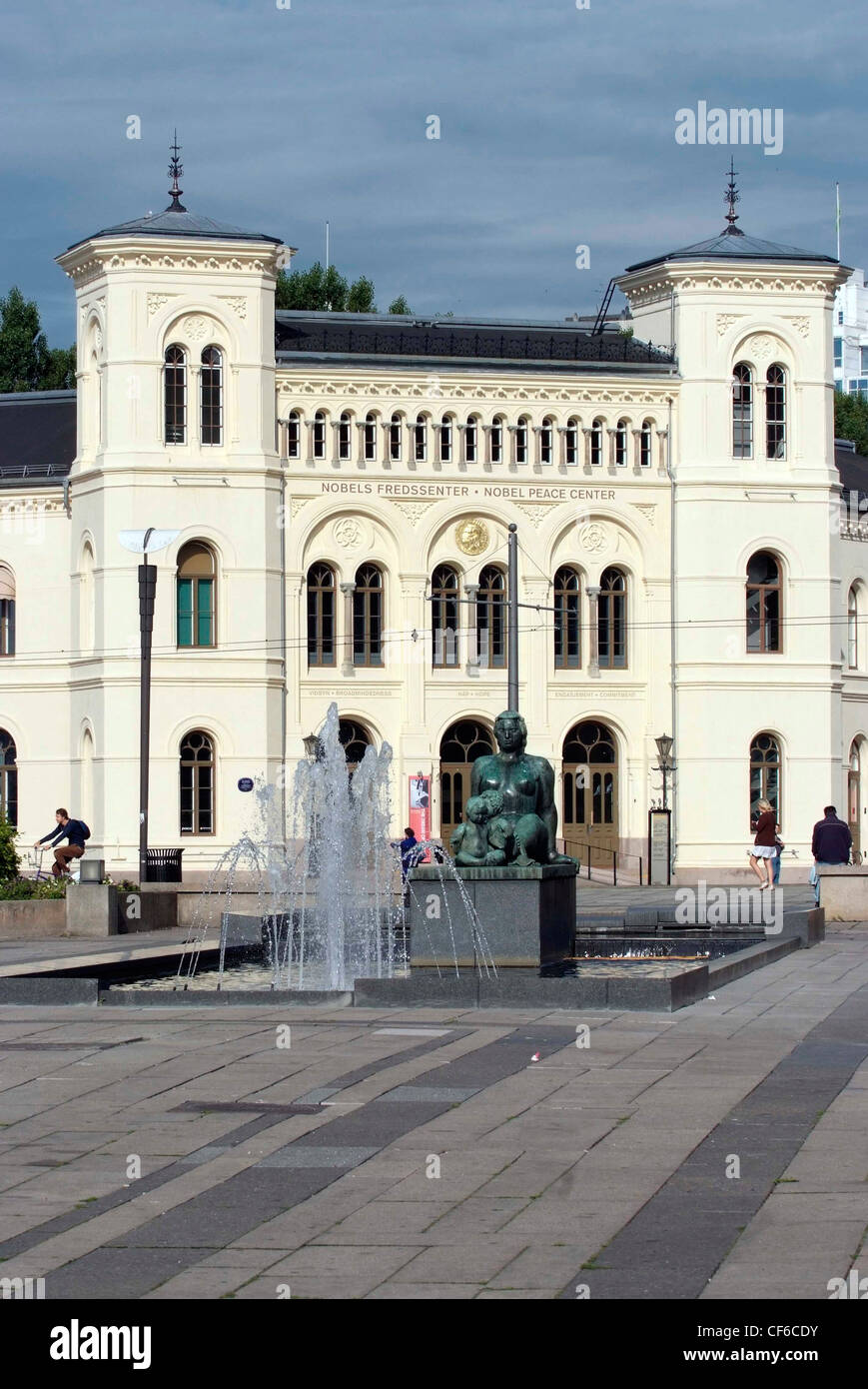 Norwegen Oslo The Nobel Prize Centre, einem ehemaligen Bahnhof.  Die Preisverleihung findet jährlich in der City Hall in der Nähe. Stockfoto