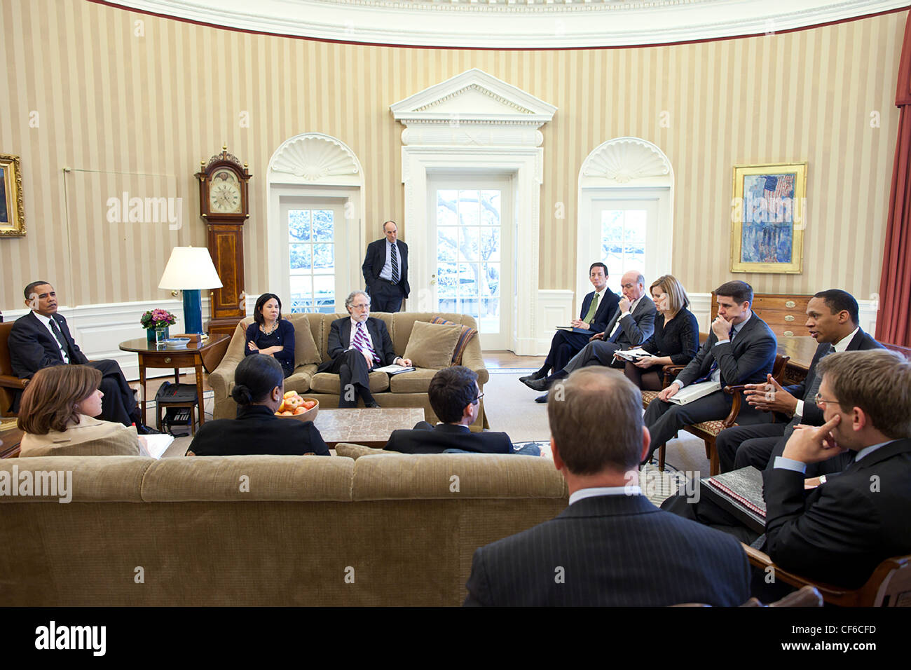 Präsident Barack Obama trifft sich mit senior Berater im Oval Office 1. März 2011 in Washington, DC. Stockfoto