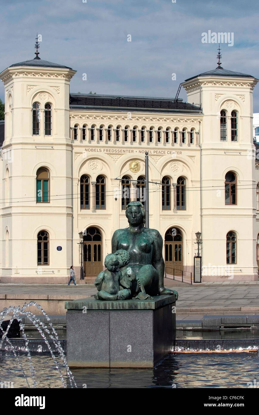 Norwegen Oslo The Nobel Prize Centre, einem ehemaligen Bahnhof.  Die Preisverleihung findet jährlich in der City Hall in der Nähe. Stockfoto