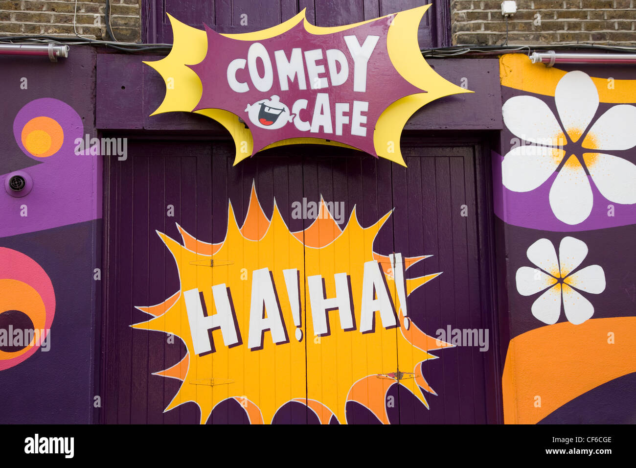 Bunte Grafiken an der Tür der Comedy Cafe. Stockfoto