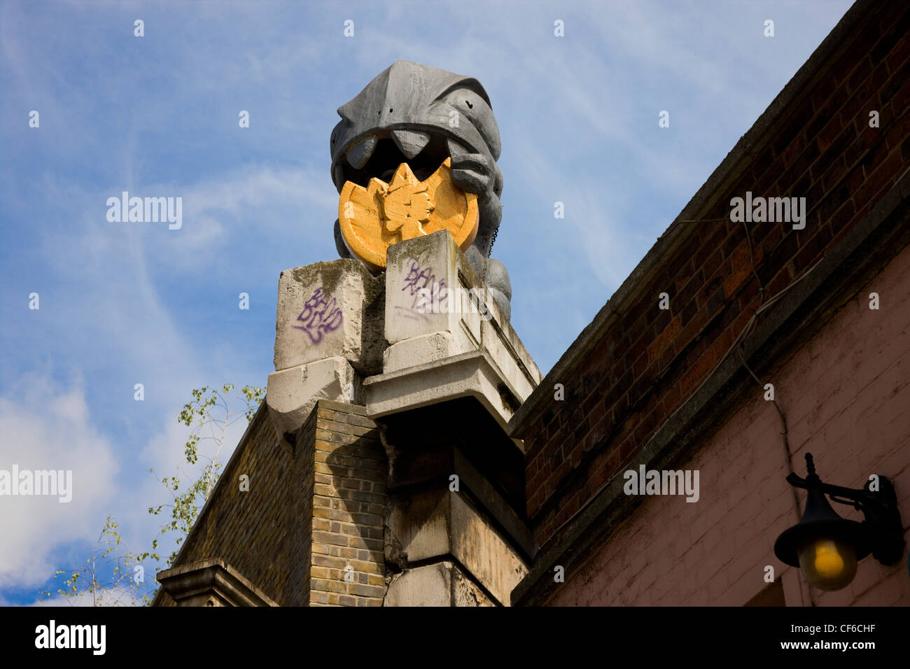 Post-Moderne Geld kaute Straße Skulptur auf dem Dach eines Gebäudes in der Great Eastern Street. Stockfoto