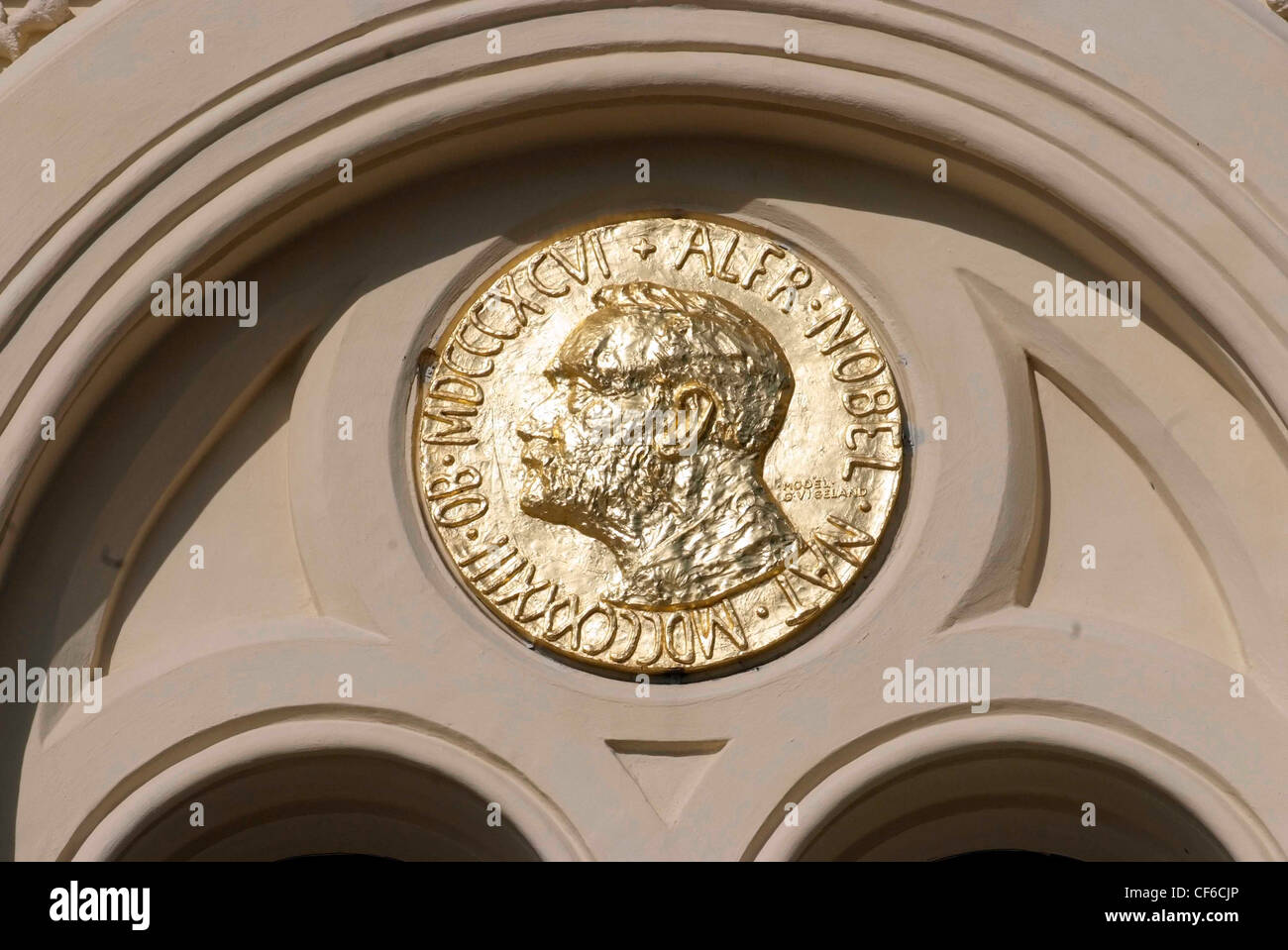 Norwegen Oslo The Nobel Prize Centre, einem ehemaligen Bahnhof.  Die Preisverleihung findet jährlich in der City Hall in der Nähe. Stockfoto