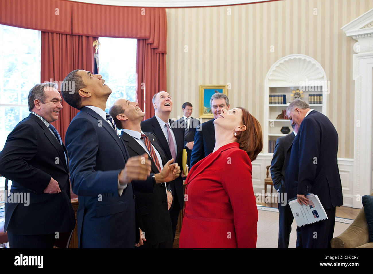 Präsident Barack Obama, Premierminister Julia Gillard von Australien und Mitglieder der australischen und amerikanischen Delegationen Nachschlagen an der Präsidentschaftswahl Dichtung in das Oval Office-Decke nach ihren bilateralen Treffen 7. März 2011 in Washington, DC. Stockfoto