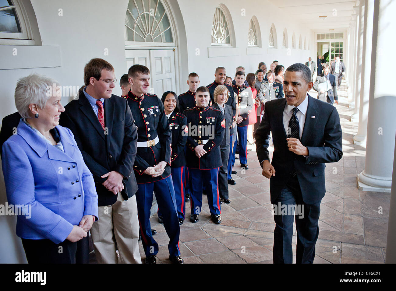Präsident Barack Obama geht Personal aus dem weißen Haus militärischen Büro als He joggt entlang der Kolonnade des weißen Hauses nach einem Ereignis 1. März 2011 in Washington, DC. Die Soldaten und ihre Familien wurden zu Abfahrt fotografieren mit dem Präsidenten im Oval Office aufgereiht. Stockfoto