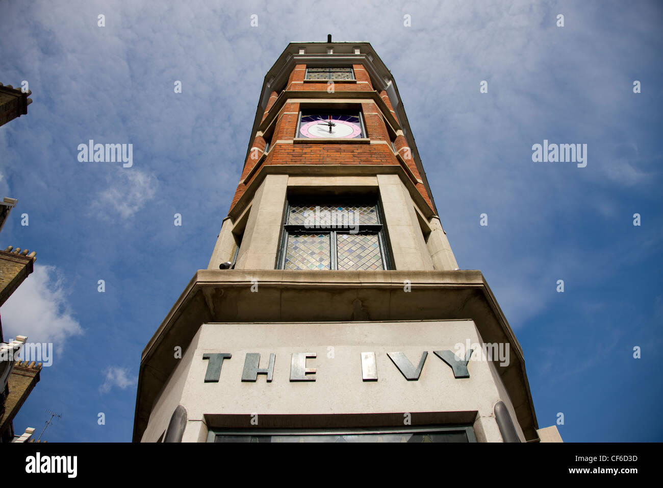Vor der Ivy-Restaurant im Bereich Covent Garden, bekannt für die reiche und berühmte Klientel, die regelmäßig dort zu Abend essen. Stockfoto