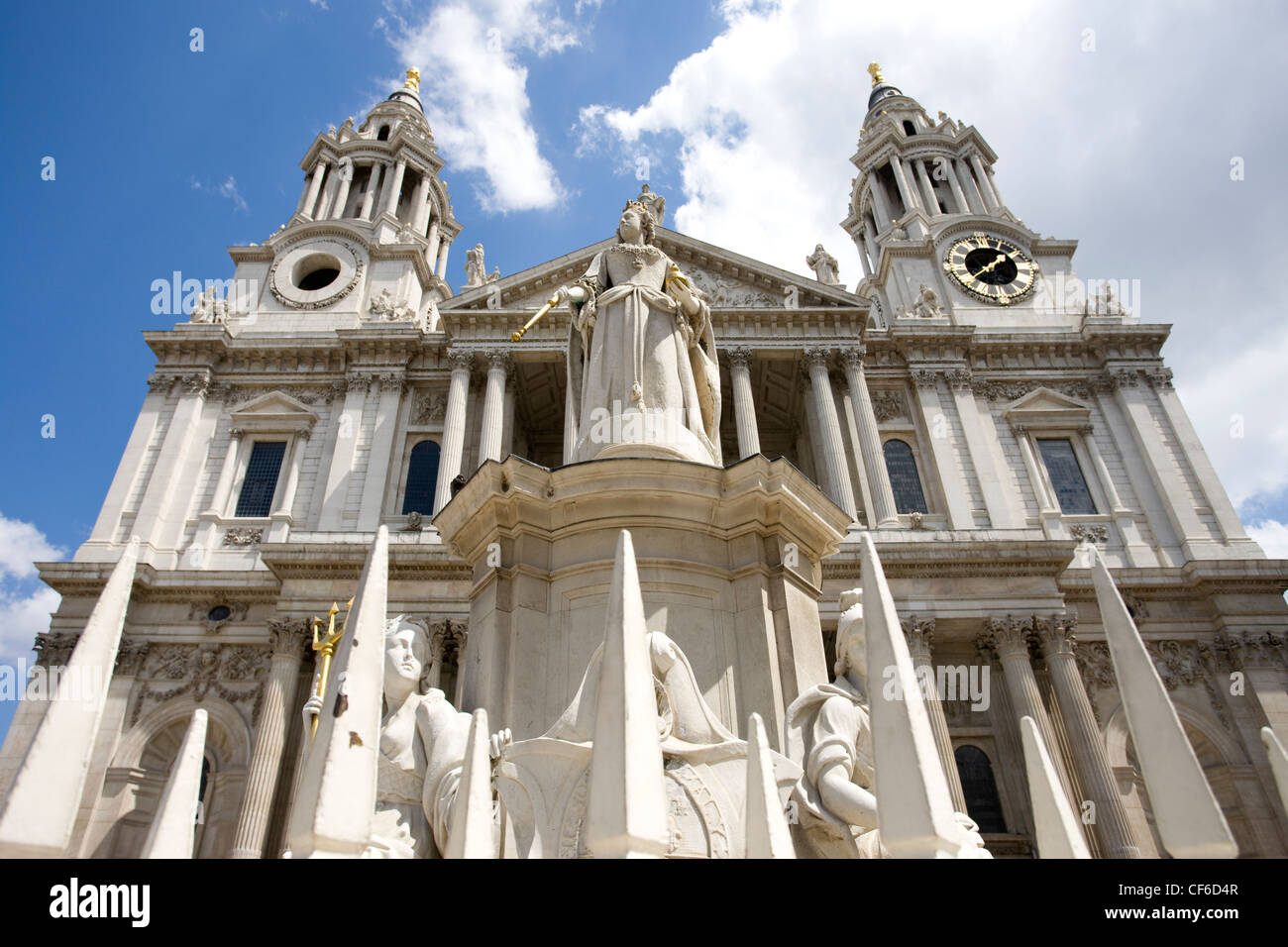Eine Statue von Königin Anne vor St Pauls Cathedral zeigt, dass sie Monarch zum Zeitpunkt war die Kathedrale Dienstlei Stockfoto