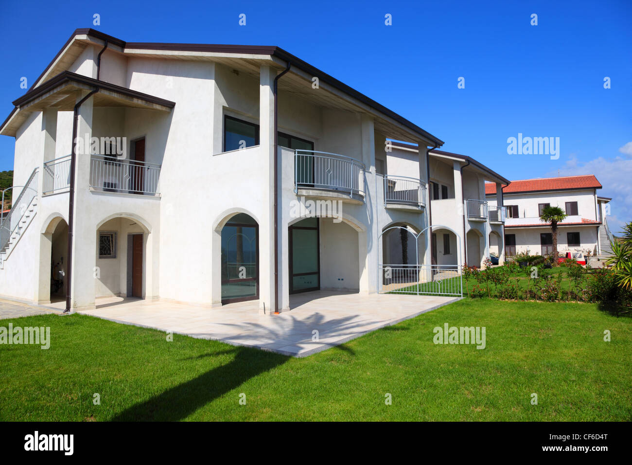 Fassade des neuen weißen zweistöckiges Haus mit Garten, Balkon und Treppe Stockfoto