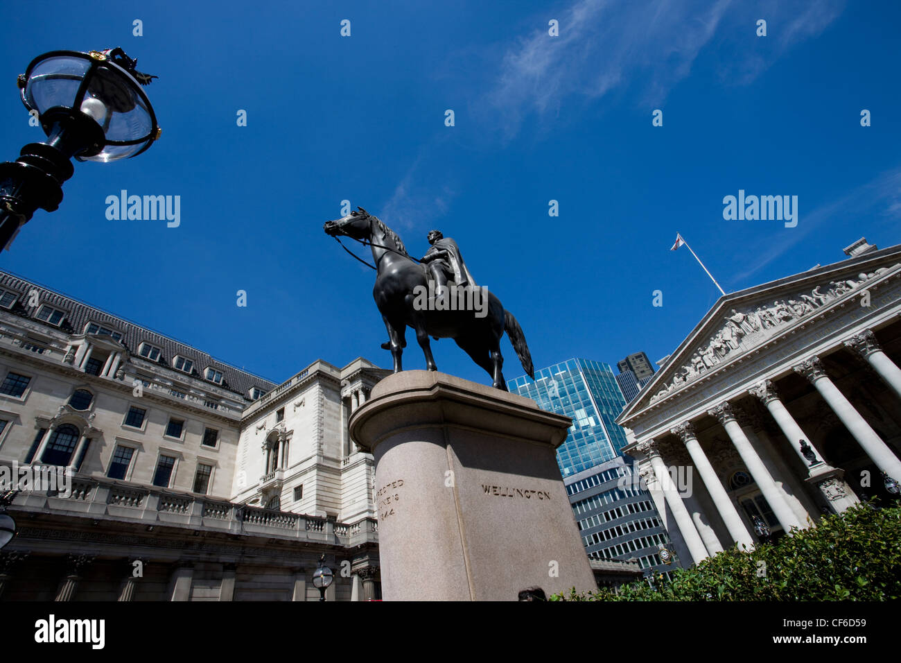 Eine Statue des Herzogs von Wellington außerhalb der Royal Exchange. Die Statue ist aus die Geschütze erobert von den Franzosen im Batt gegossen. Stockfoto
