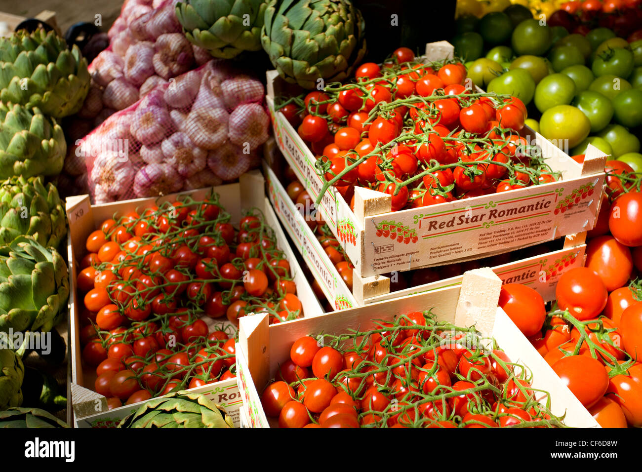 Schalen mit Bio-Gemüse in einem Markt zu verkaufen. Stockfoto