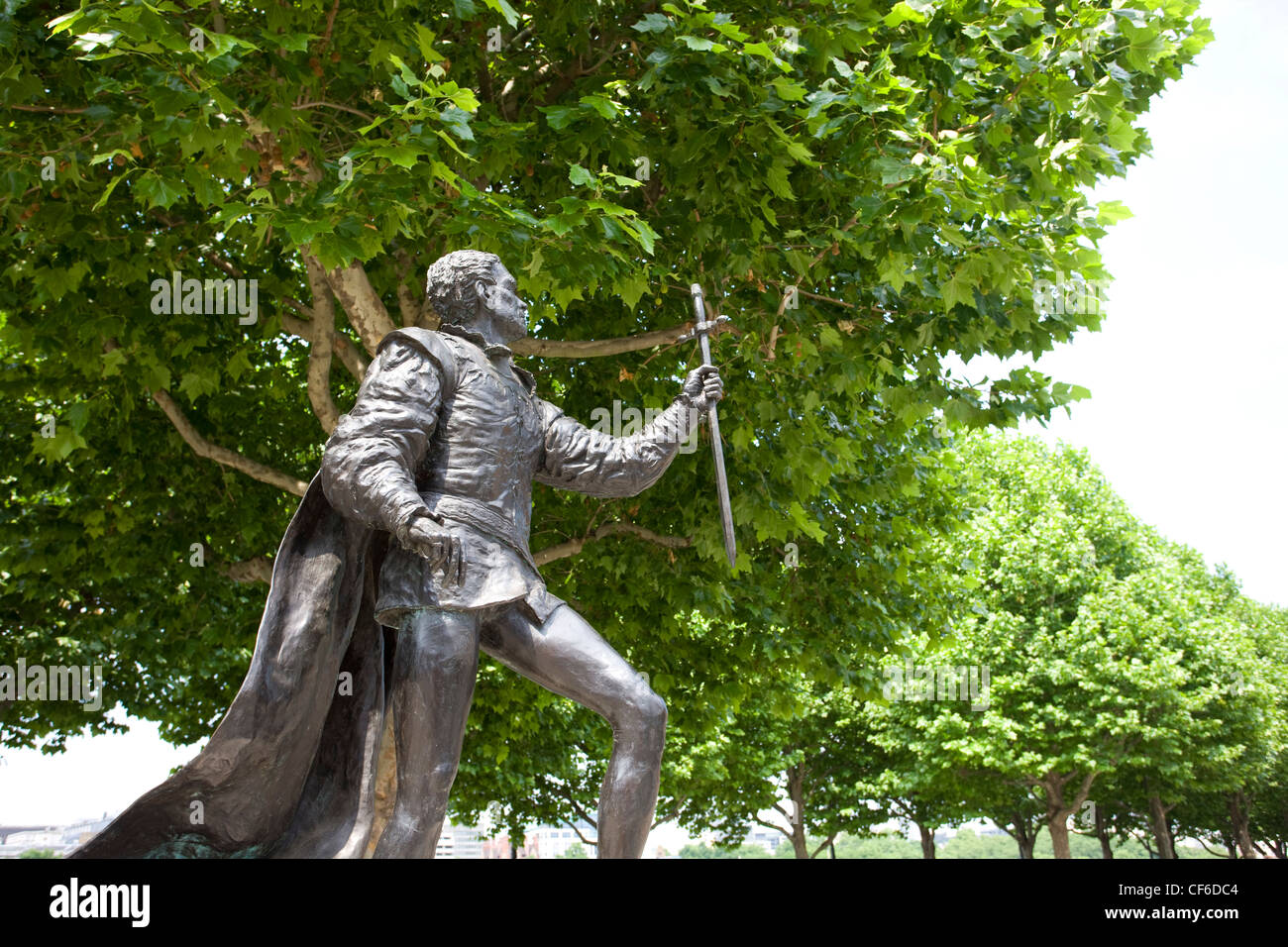 Eine Statue von Laurence Olivier spielen Henry die fünfte außerhalb des Nationaltheaters am Südufer. Stockfoto