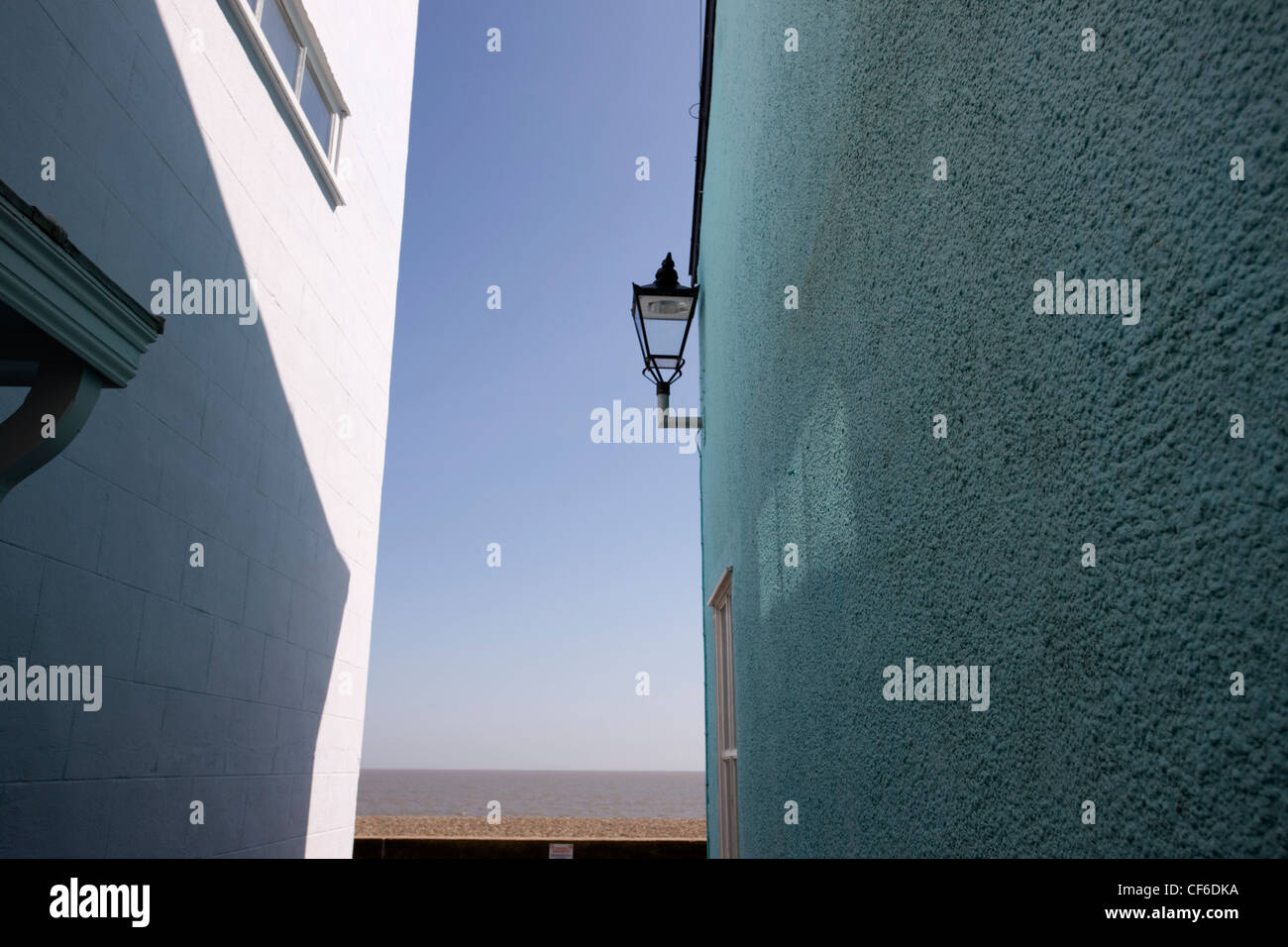 Blick von einer Gasse zwischen zwei Häusern bis zum Meer. Stockfoto