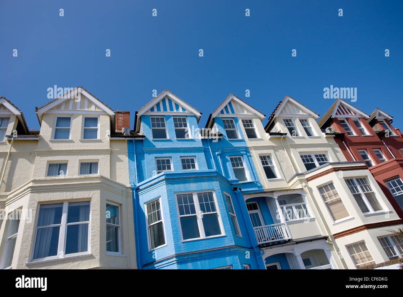 Bunt gestrichenen Häusern entlang der Strandpromenade in Aldeburgh. Stockfoto