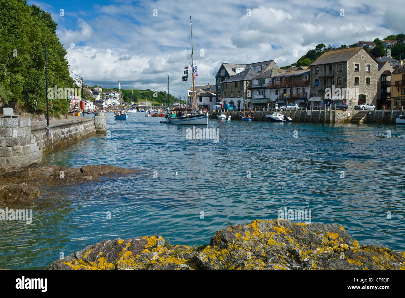 Ein traditionelles Fischen Lugger geht hinunter den Fluß Looe. Stockfoto