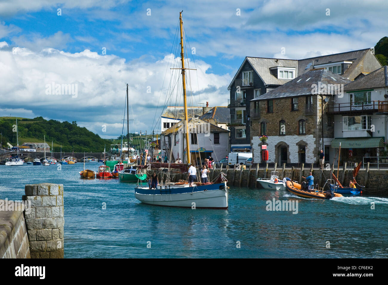 Ein traditionelles Fischen Lugger geht hinunter den Fluß Looe. Stockfoto