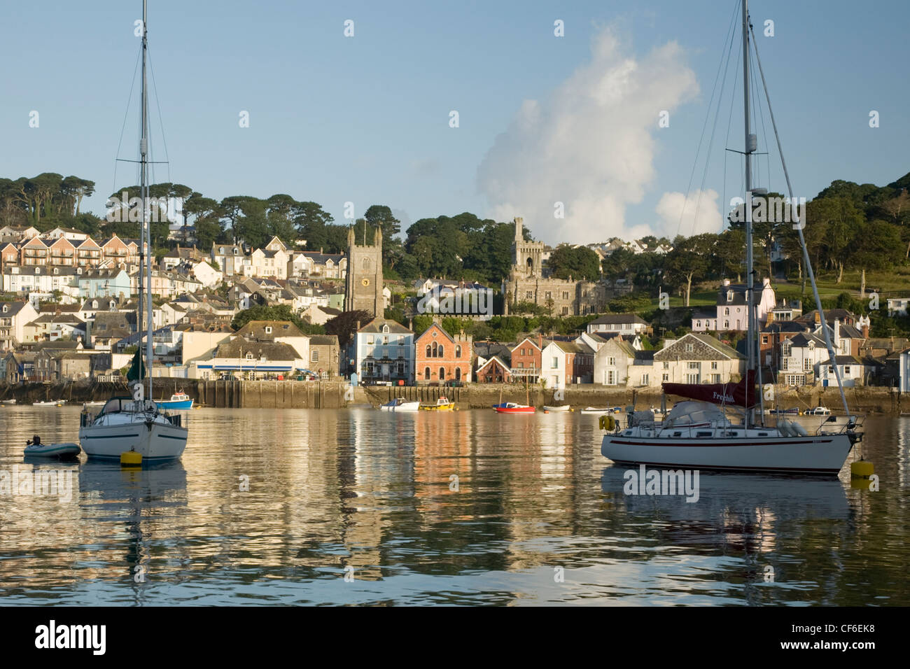 Segelboote vor Anker in Fowey Mündung widerspiegelt. Stockfoto