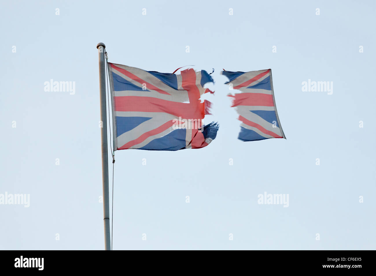 Zerrissene Union Jack. Zerrissene britische Flagge in zwei Teilen mit einem davon fliegenden Abschnitt, was auf ein Konzept der Unabhängigkeit, Dezentralisierung oder des Brexit hindeutet Stockfoto