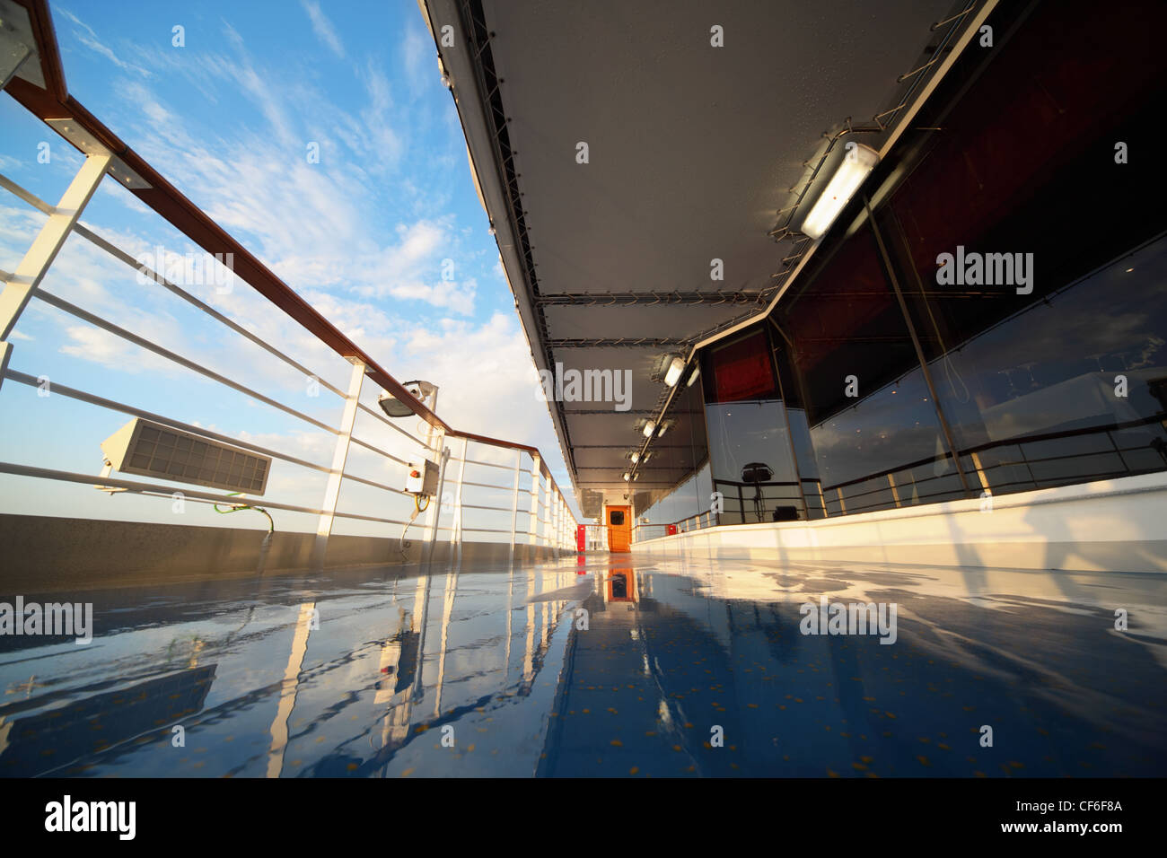 Deck des Kreuzfahrtschiffs Morgen shining von Licht der aufgehenden Sonne. Reflexion im deck Stockfoto