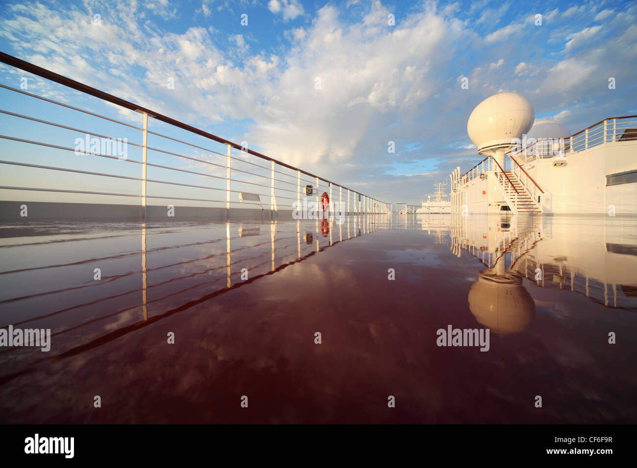 Deck des Kreuzfahrtschiffes shining von Morgensonne. Reflexion im deck Stockfoto