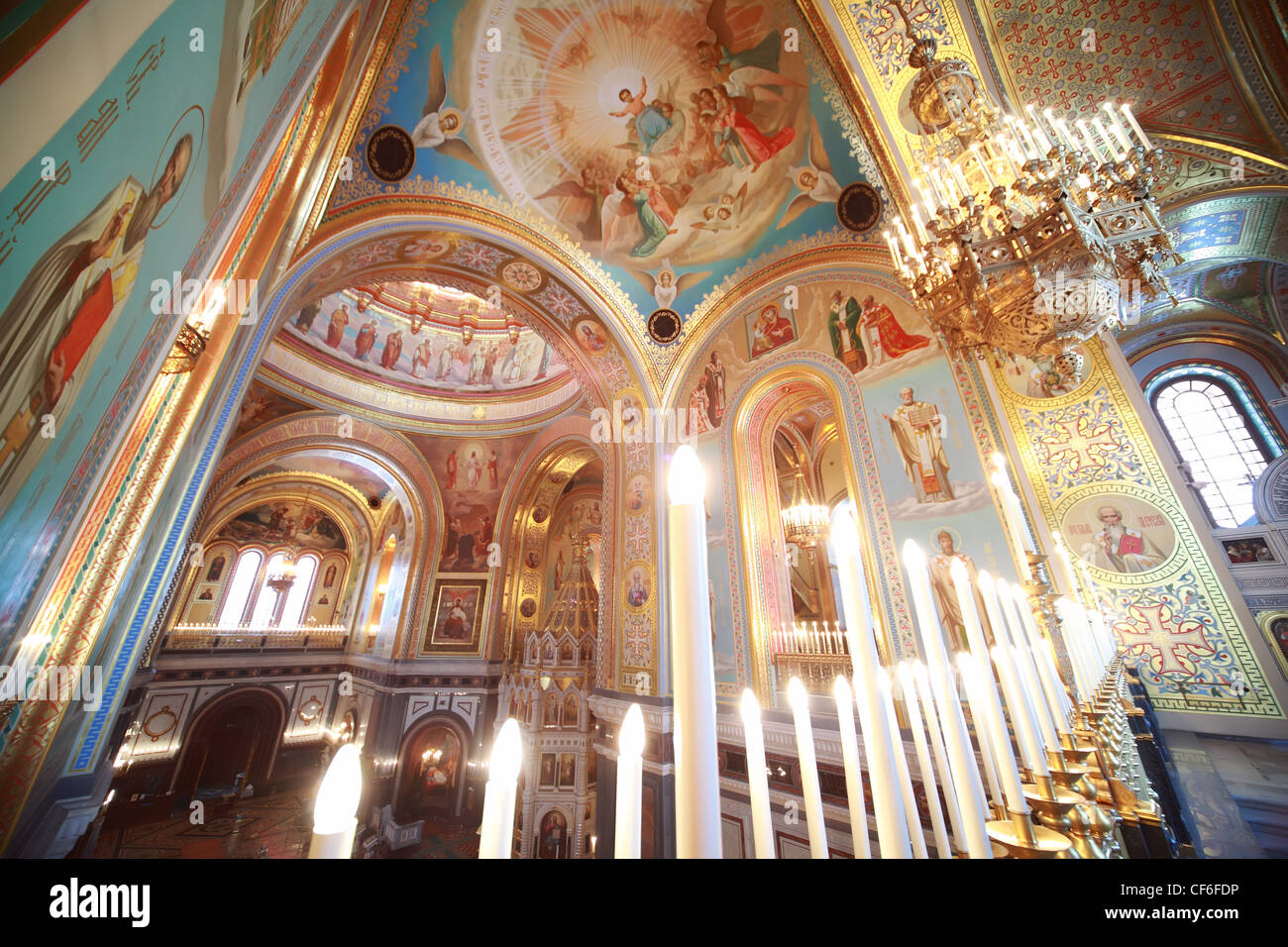 Blick vom Balkon geschmückt mit Kerzen am Altar in der Kathedrale von Christus den Erlöser in Moskau, Russland Stockfoto