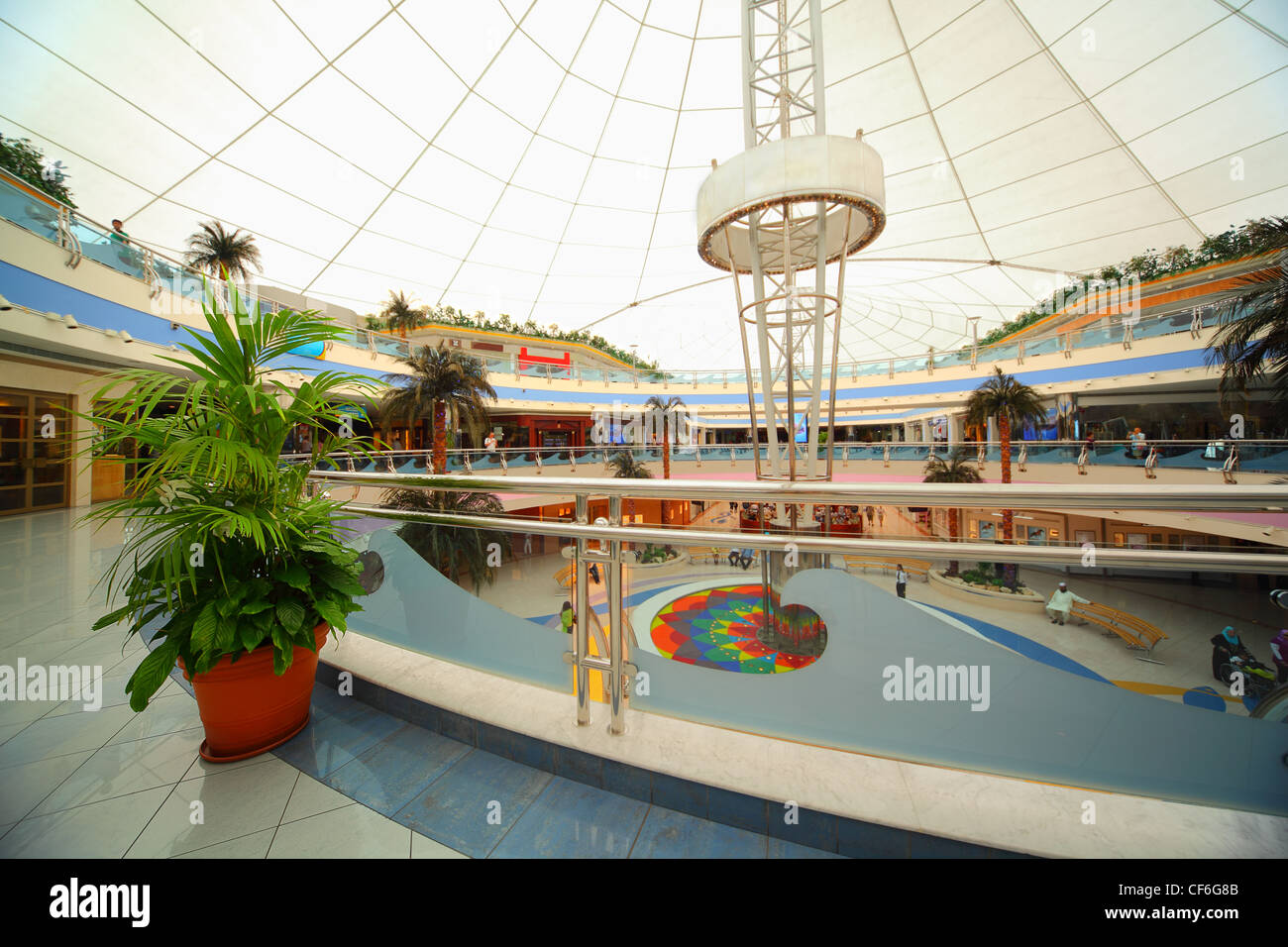 ABU DHABI, Vereinigte Arabische Emirate - 15 APRIL: Grüne Pflanze unter der Kuppel des großen Einkaufszentrum Marina Mall am 15. April 2010 in Abu Dhabi. Stockfoto