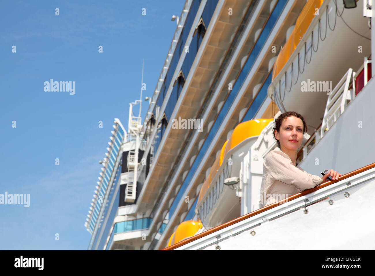 Mädchen auf der Leiter zum Schiff geht und schaut in die Ferne Stockfoto