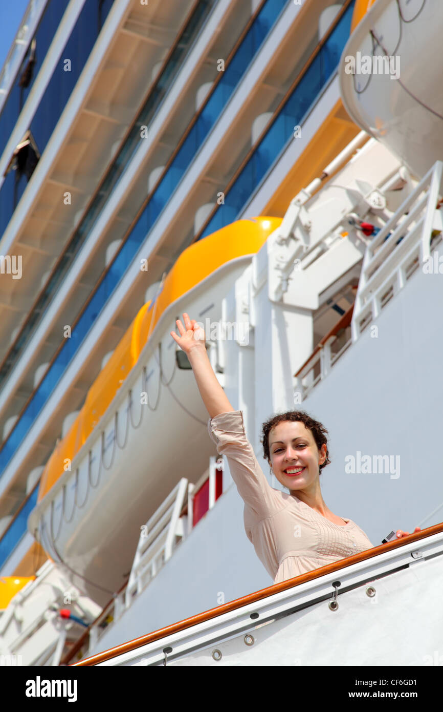 Lächelndes Mädchen auf Leiter geht auf Kreuzfahrt Schiff und Welle von geraden hand Stockfoto