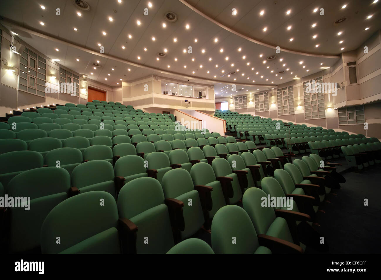 Seitenansicht auf eine Anordnung von grünen Sitze und Registrierung von Wänden im Konferenzraum Stockfoto