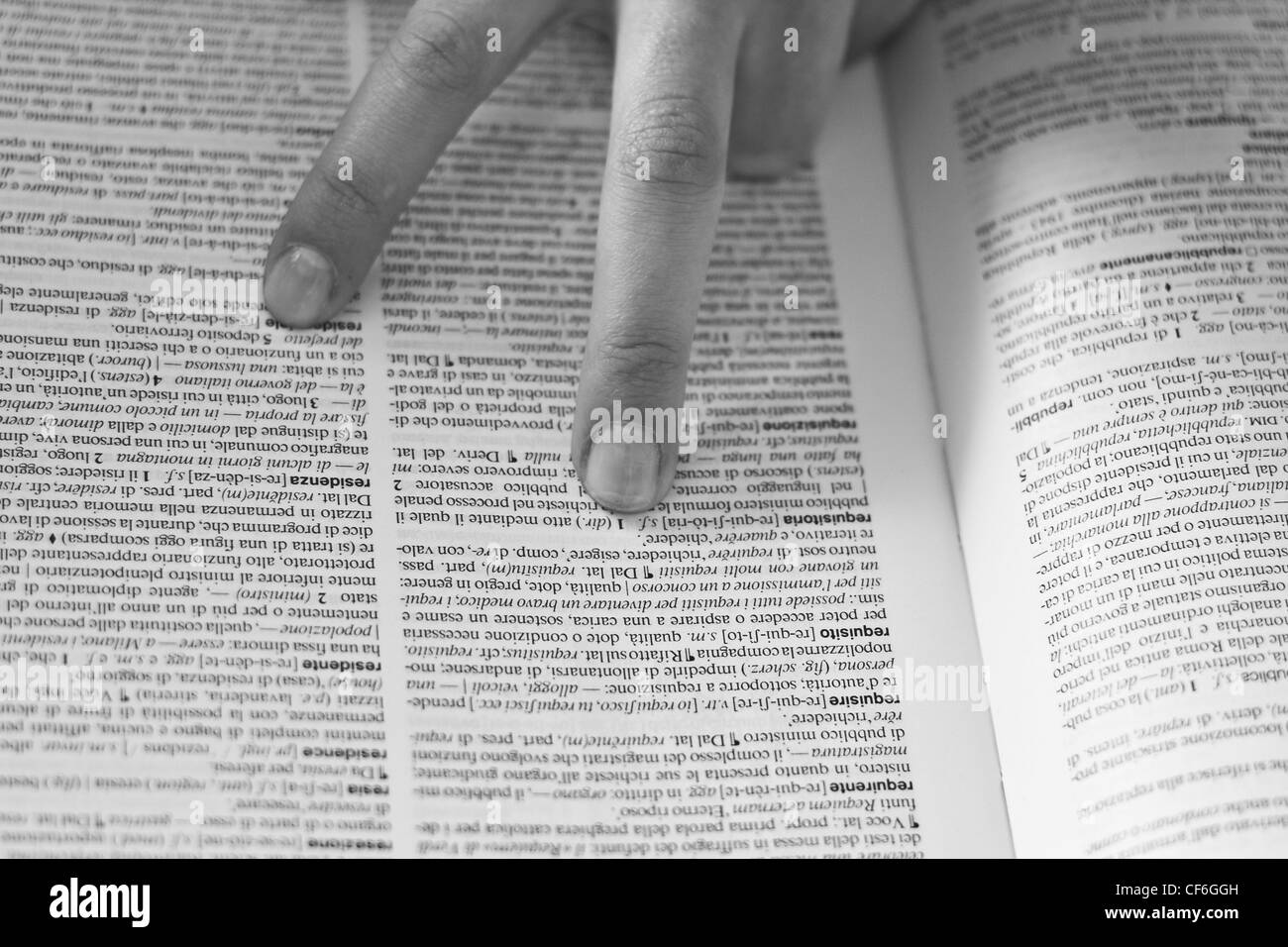 zwei Finger auf das Wörterbuch Stockfoto