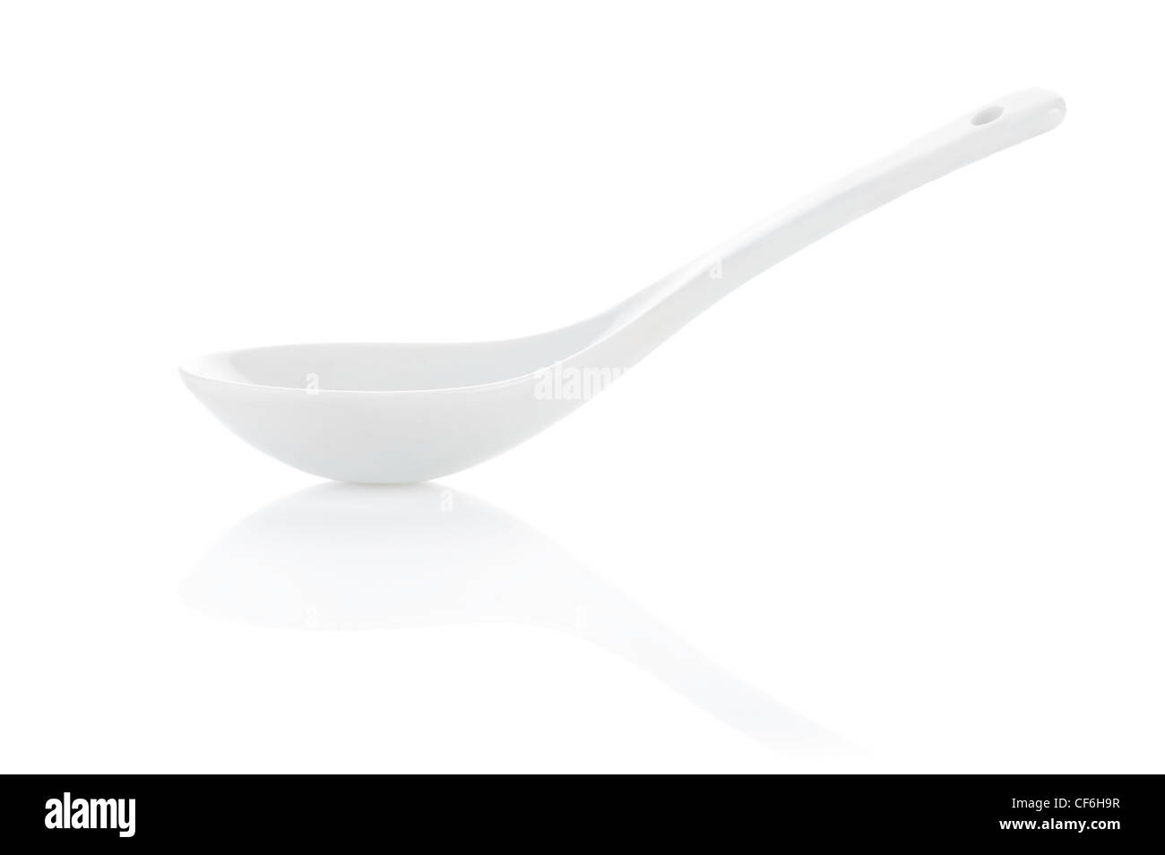 Weiße leere Keramik Löffel für die Suppe auf weißem Hintergrund Stockfoto
