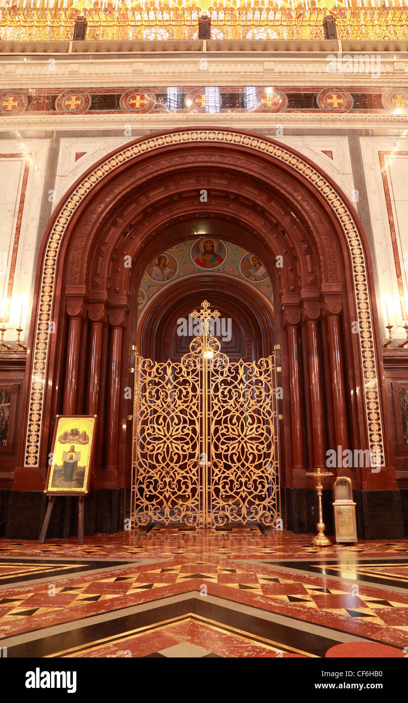 Gemusterte vergoldete Tür in Bogen im Inneren der Kathedrale von Christus dem Erlöser in Moskau, Russland Stockfoto