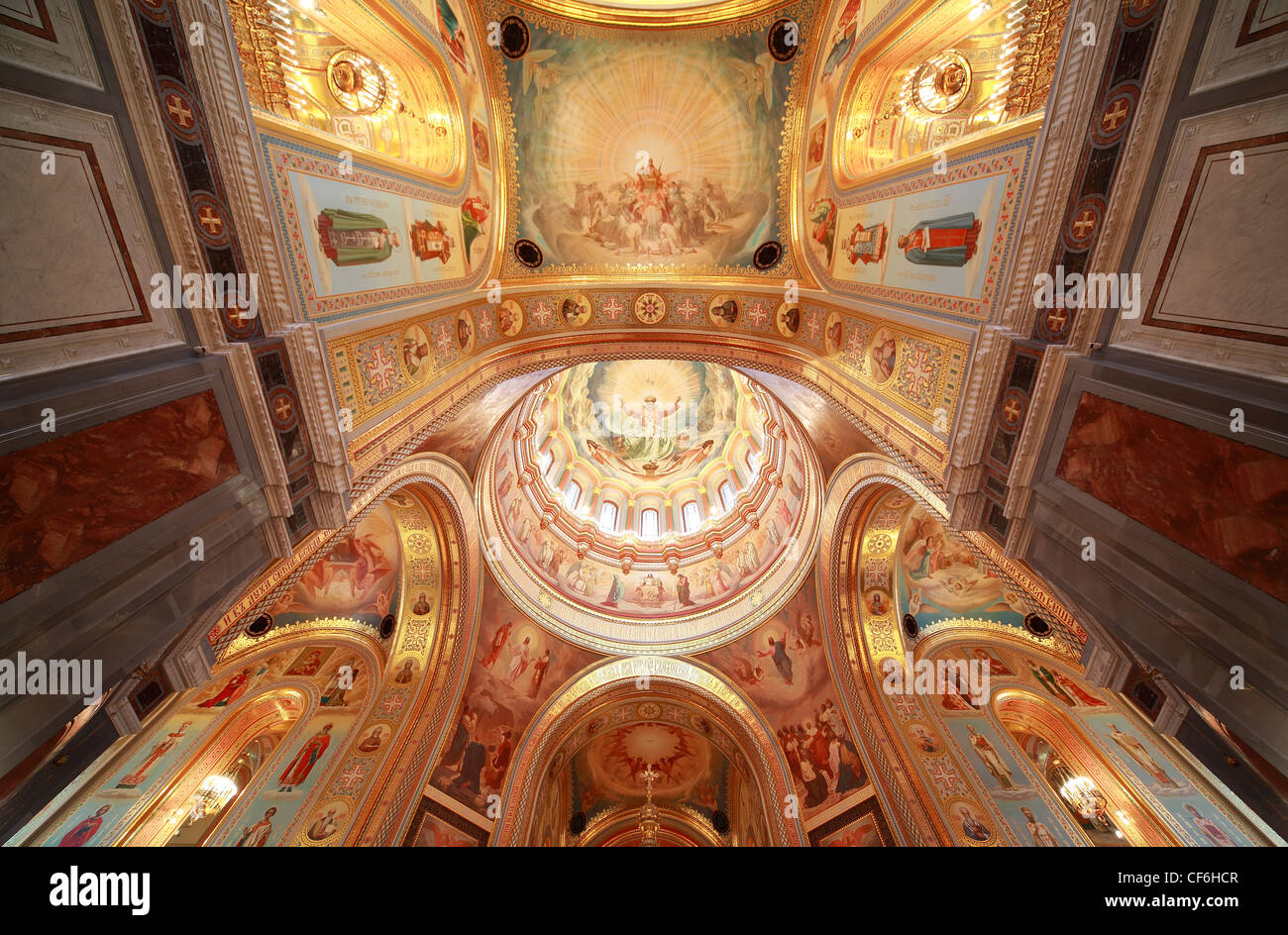 Abgebildete Decke mit Bögen im Inneren der Kathedrale von Christus dem Erlöser in Moskau, Russland Stockfoto