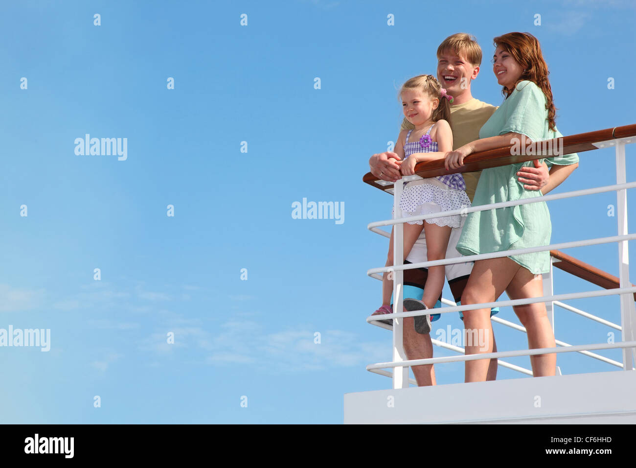 junge Familie hat Sommer Freizeit in Kreuzfahrt auf Motorschiff Stockfoto