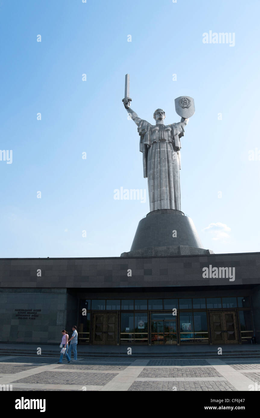 Heimat-Statue - Rodina Mat und das Nationale Kriegsmuseum Kiew, Ukraine, Europa. Stockfoto
