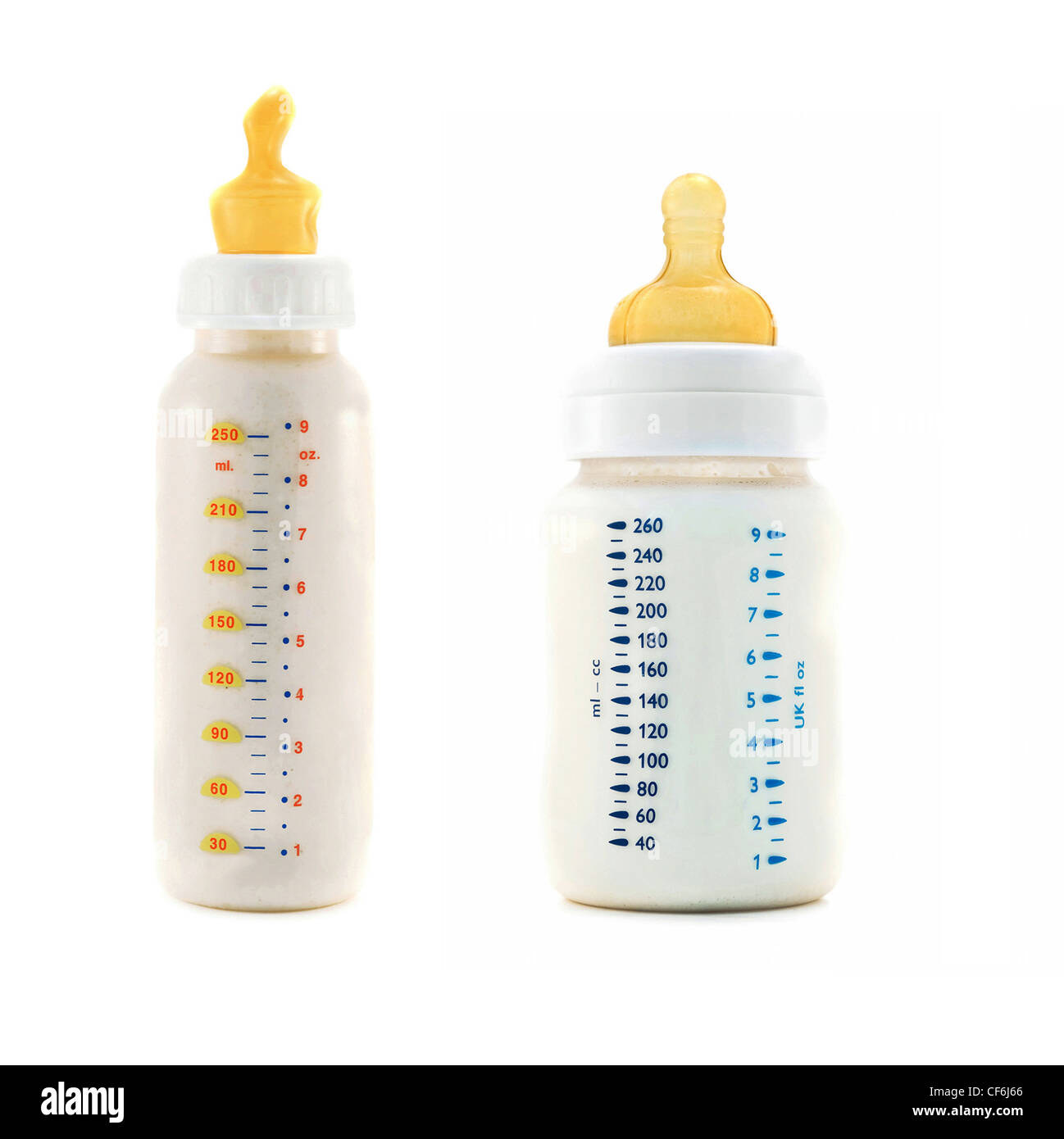 zwei Babyflaschen isoliert auf weißem Hintergrund Stockfoto
