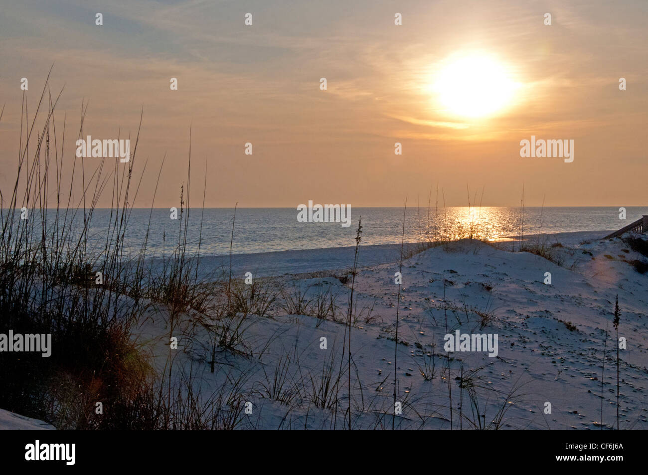 Sanddüne und Wasser Okaloosa Island Beach, Florida, USA. Stockfoto
