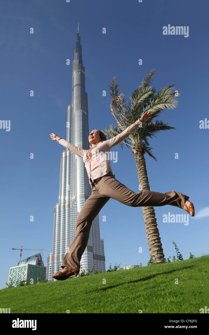 APRIL 17 Happy Tourist-Frau DUBAI Burj Khalifa (Burj Dubai) vorne 17. April 2010 Dubai VAE Emirat Dubai touristischen Zone in der Nähe Stockfoto