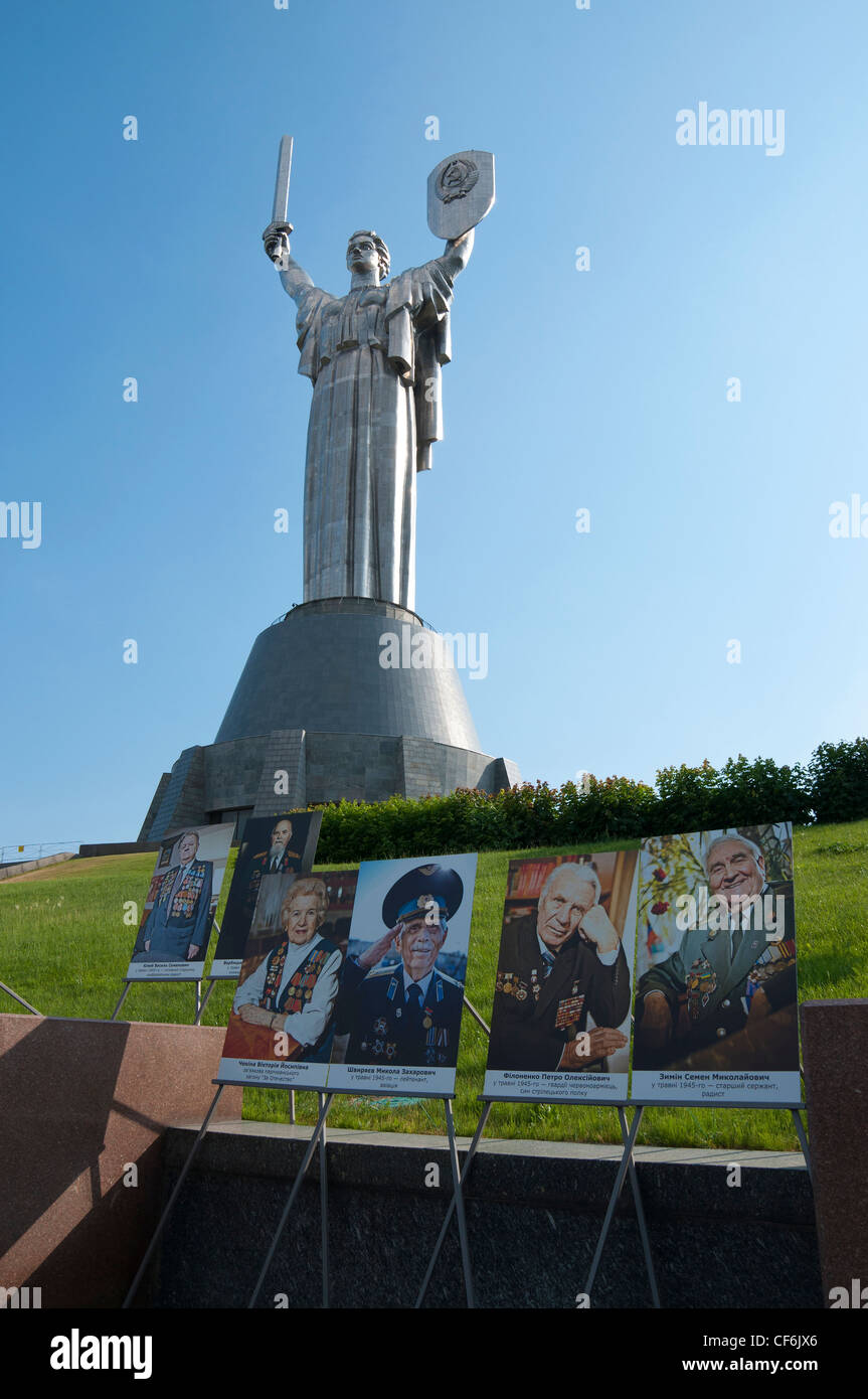 Heimat-Statue - Rodina Mat und das Nationale Kriegsmuseum Kiew, Ukraine, Europa. Stockfoto