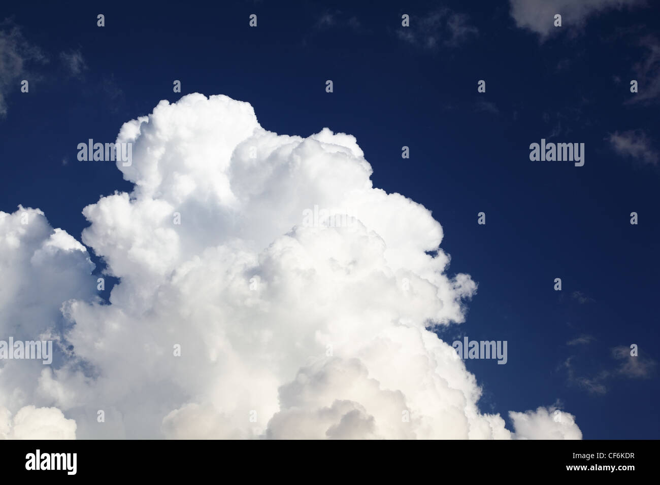 Große weiße massive Cumulus-Wolken auf Grund der angenehmen Blau Himmel Stockfoto