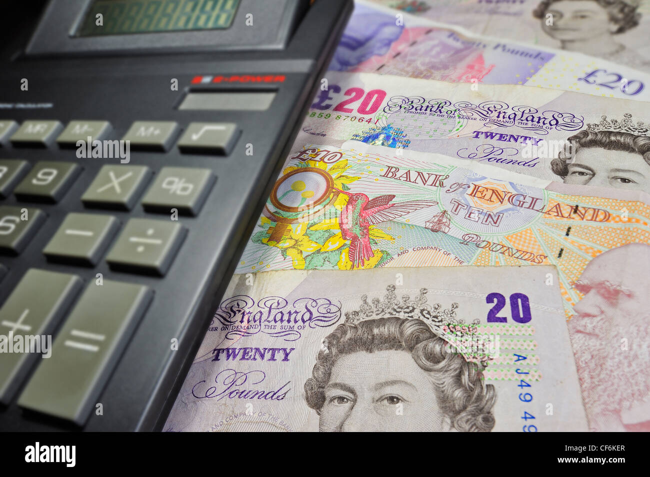 English UK Banknoten in britischen Pfund Sterling Währungs- und Taschenrechner, Großbritannien Stockfoto