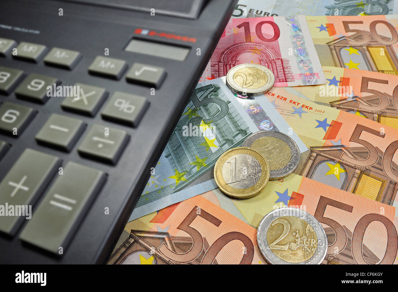 Konzeptbild mit Banknoten und Münzen in Euro-Währung und Rechner zur Bankenkrise in Ländern der Europäischen Union zu veranschaulichen Stockfoto