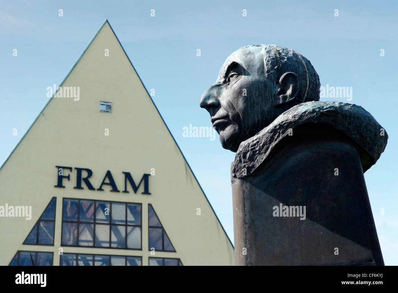 Norwegen Oslo das Fram-Museum (Norwegisch: Frammuseet) erzählt die Geschichte der norwegischen Polarforschung.  Amundsen-statue Stockfoto