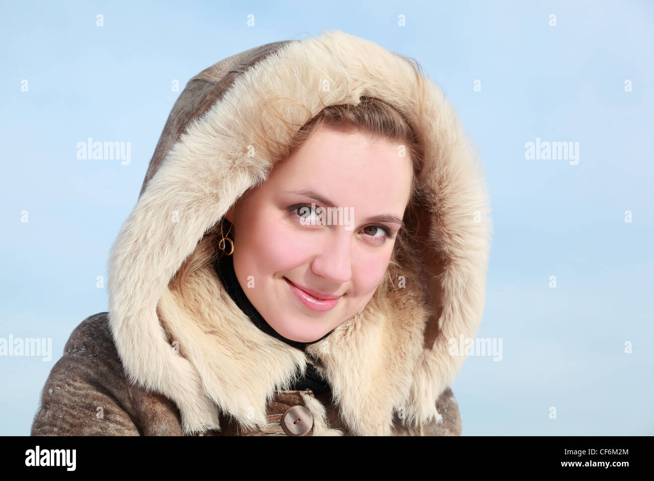 Porträt der jungen Frau in Haube Stockfoto