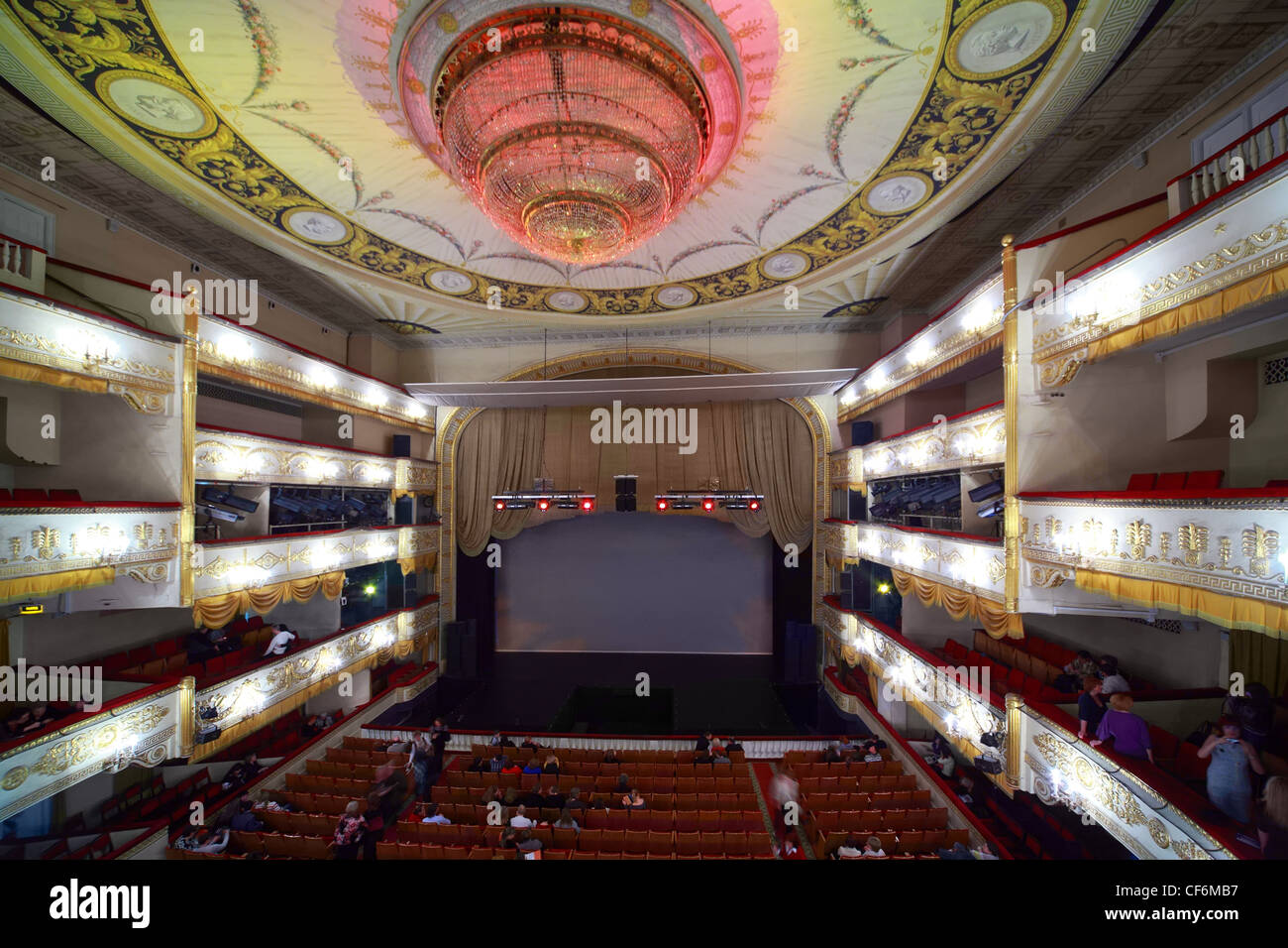 Menschen gehen Halle Abschluss Operette, die Moskauer Theater Operettentheater Moskau Operette entstanden Anfang des XX. Jahrhunderts. Stockfoto