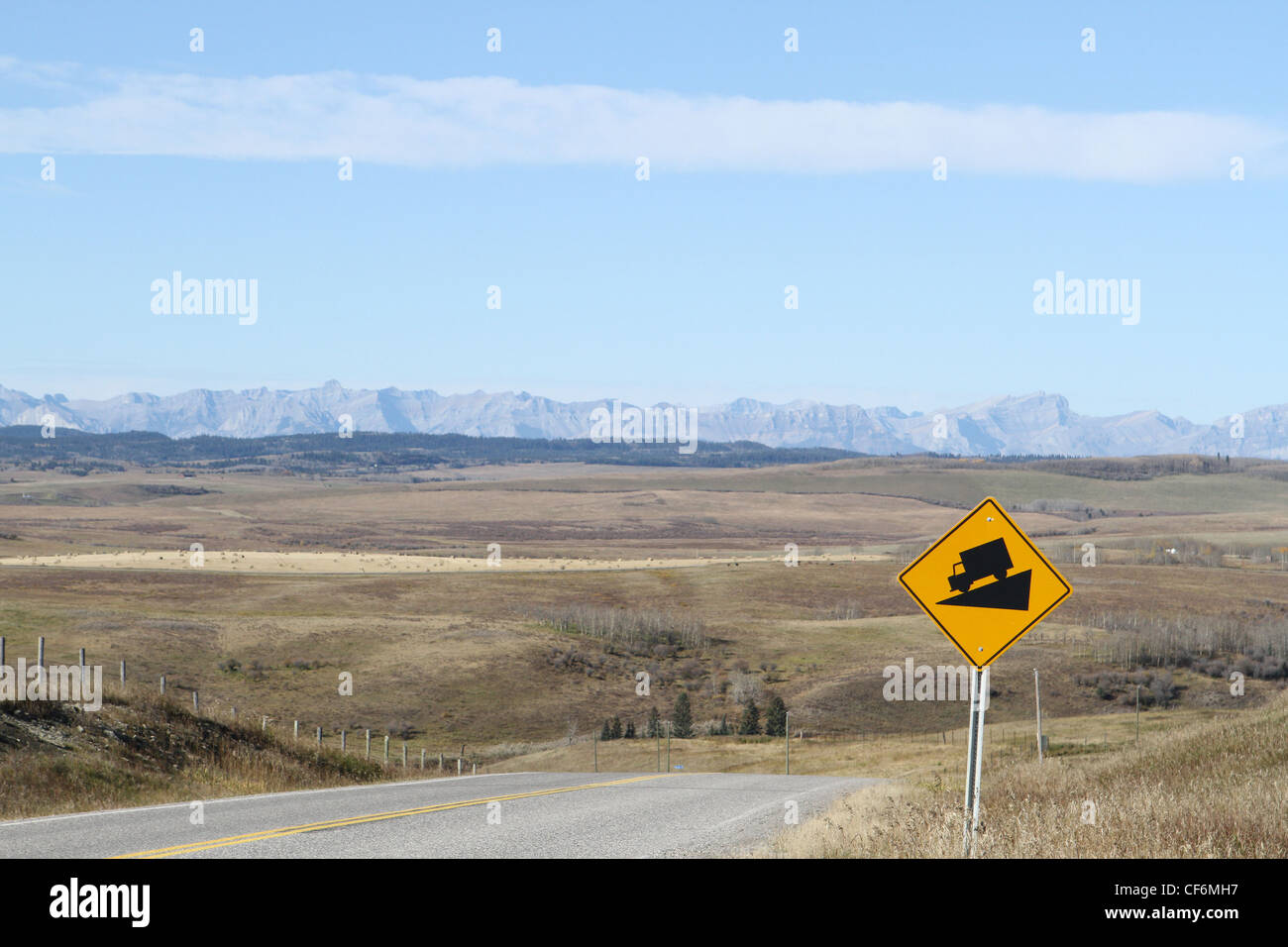 Vorne Zeichen steilen Hügel in der Nähe von den kanadischen Rocky Mountains Stockfoto
