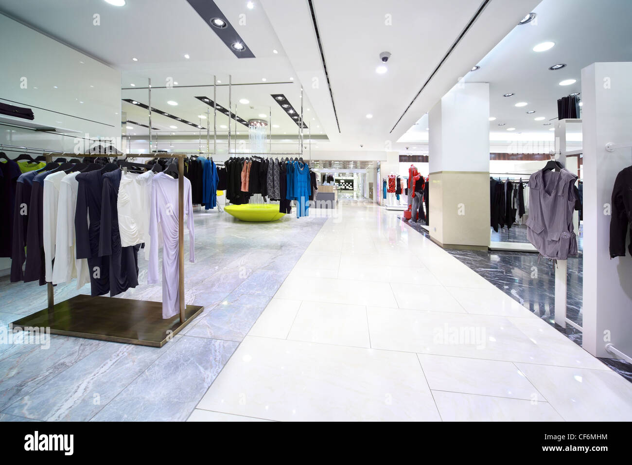 Stilvolle weibische Kleidung sind im großen shop Stockfoto