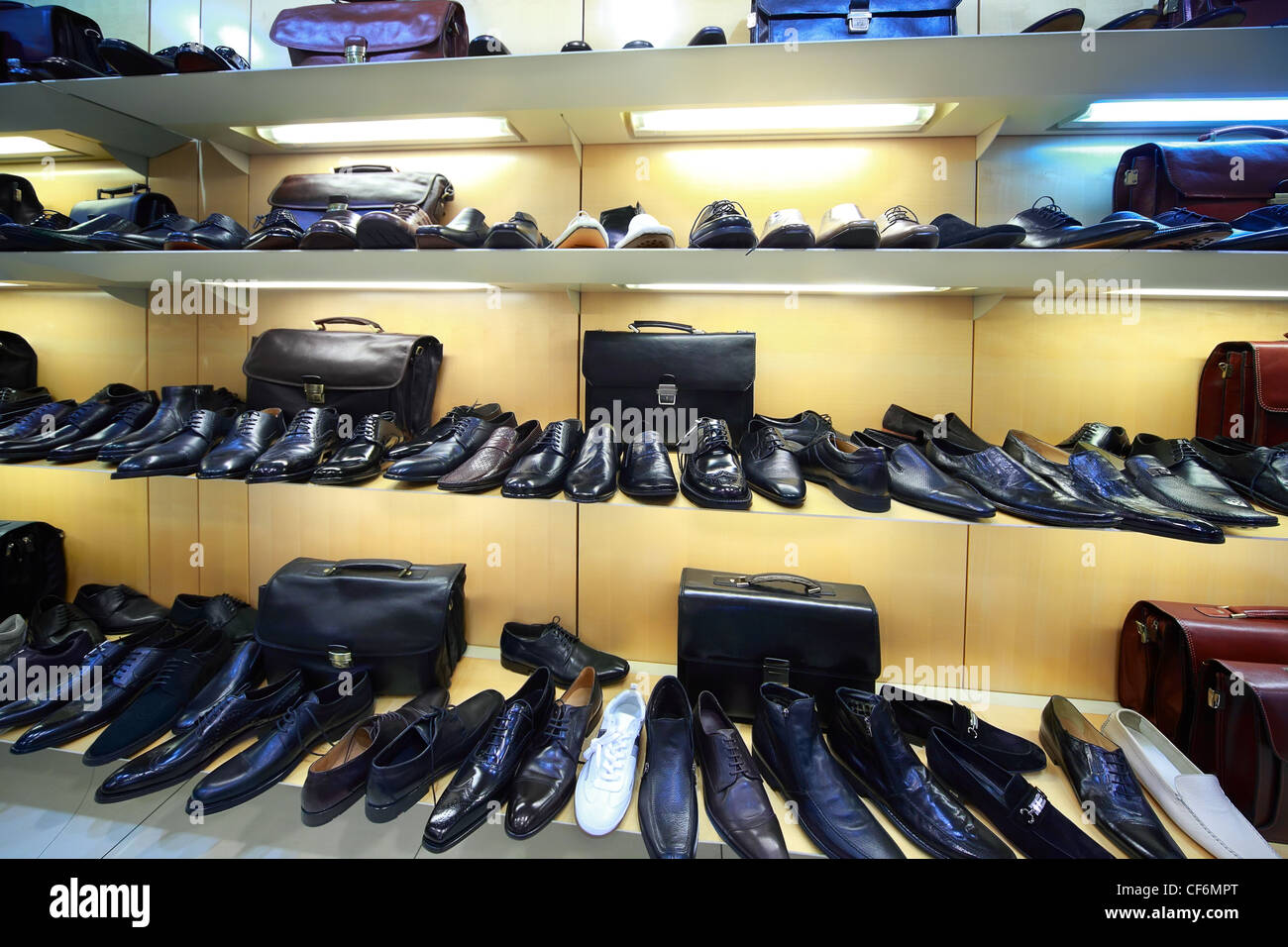 Verkauf von maskulinen Schuh ist im Einkaufszentrum Stockfoto