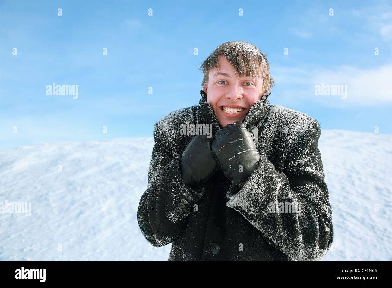 Junger Mann erstarrte und Kopf im Kragen Winter Mantel versteckt Stockfoto