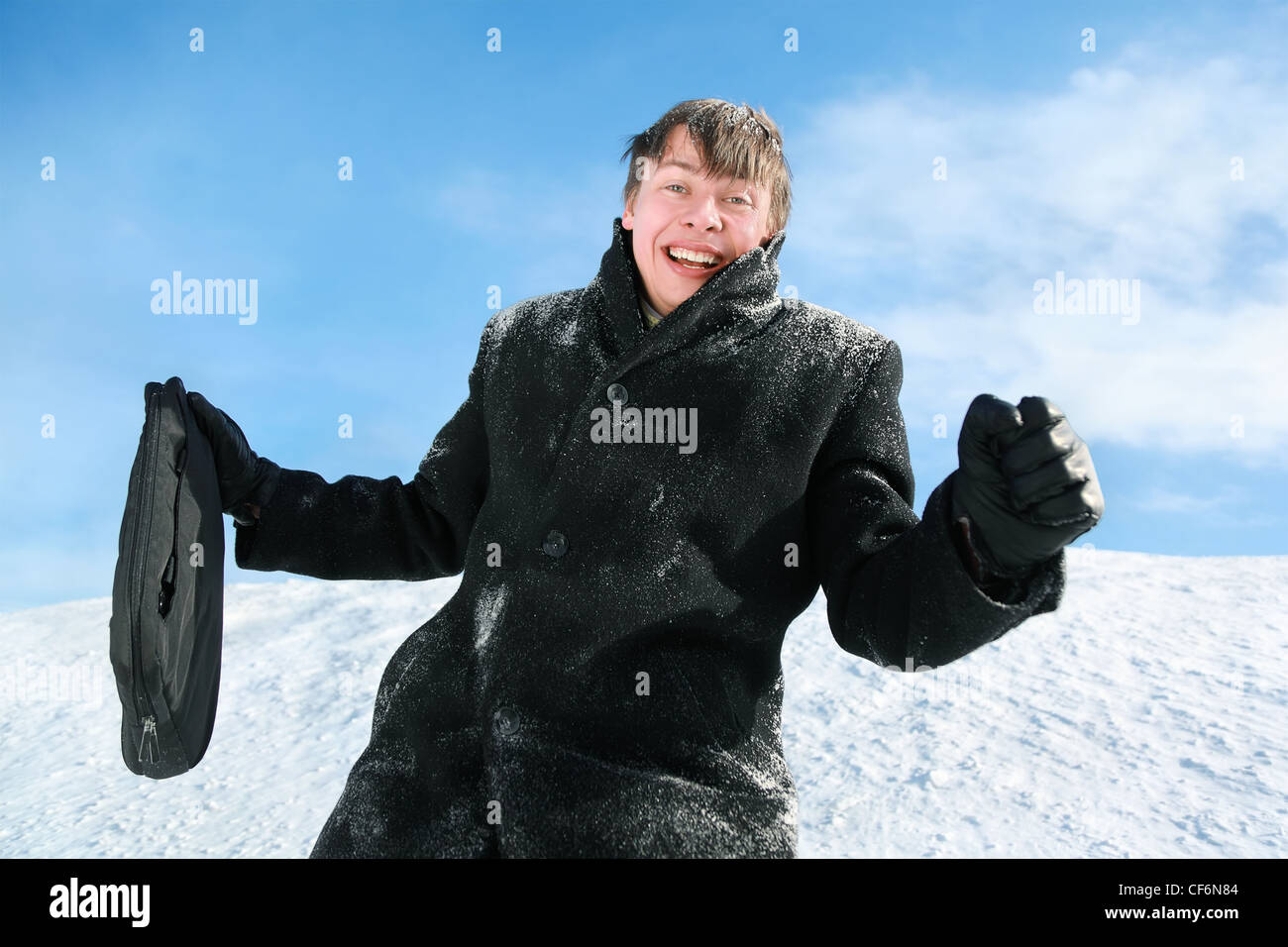 Mann mit kurz-Case Wintertag im Schnee steht und freut sich Stockfoto